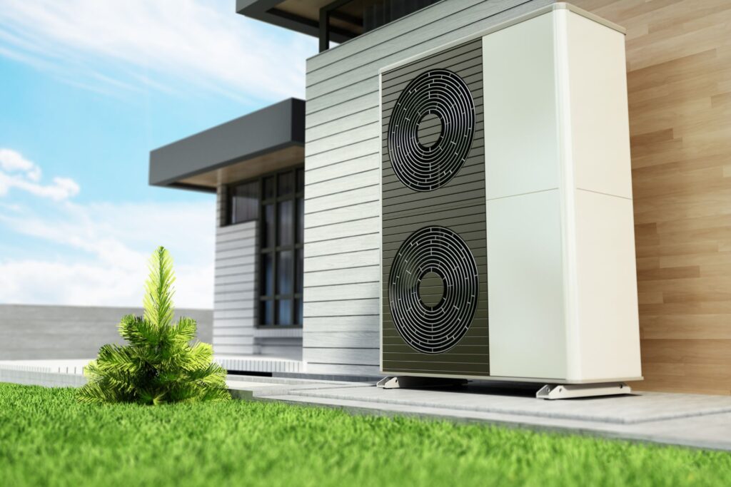 exterior de una vivienda con bomba de calor instalada para climatización por aerotermia