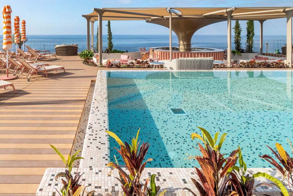 mosaico de vidrio y porcelánico para piscinas públicas